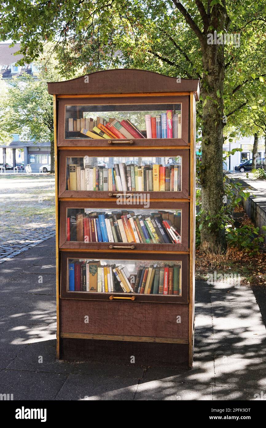 Hannover, Germania - 7 settembre 2016: Una libreria pubblica funge da biblioteca libera all'aperto Foto Stock