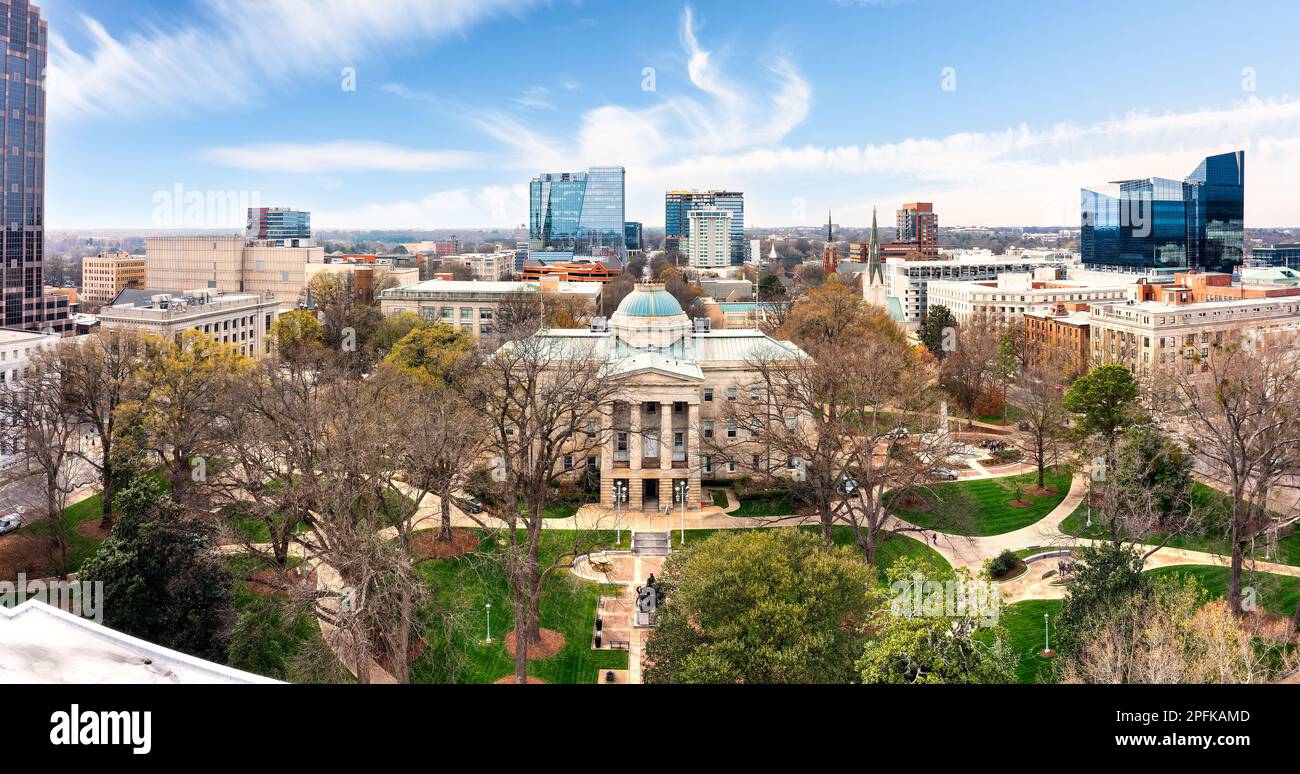 Panorama dei droni del North Carolina state Capitol e dello skyline di Raleigh Foto Stock
