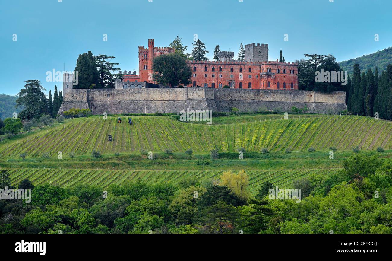 Vista sul castello di Brolio sulla strada del vino toscana (strada del Chianti), Italia Foto Stock