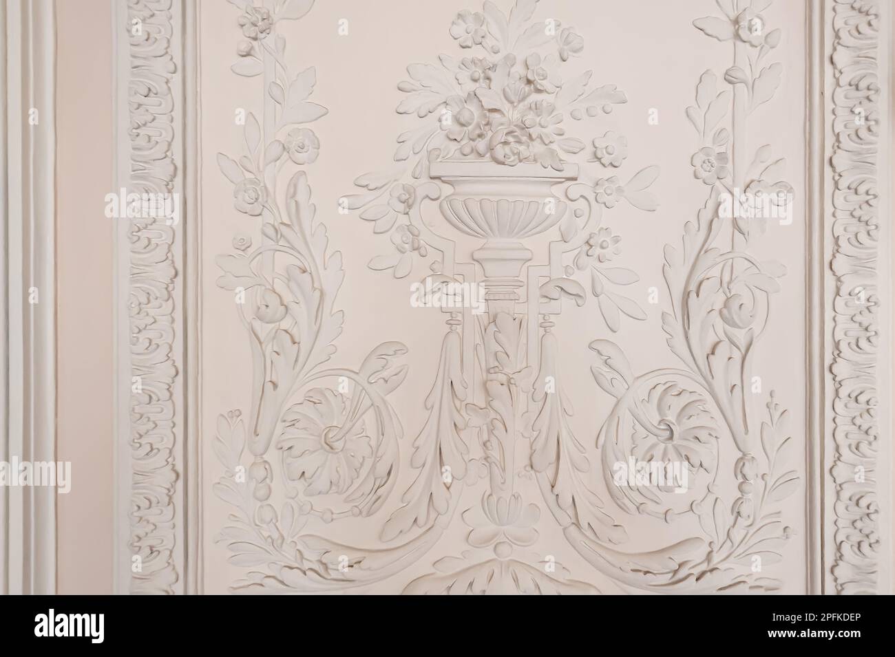 Ornamento floreale di stampaggio di intonaco da parete Foto Stock