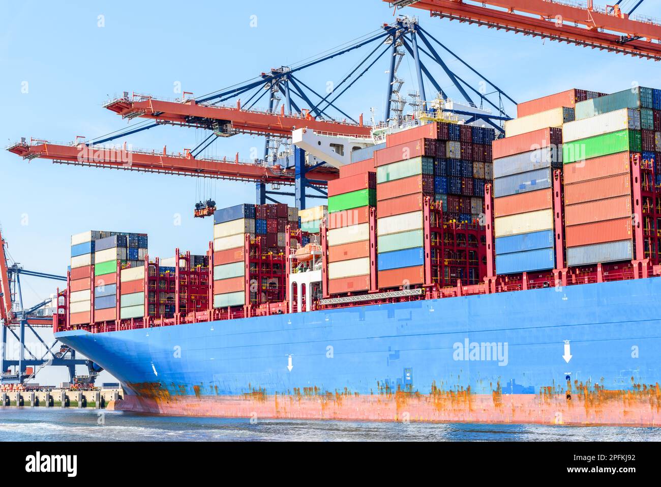 Nave da carico caricata con container in un porto in una giornata estiva di sole Foto Stock