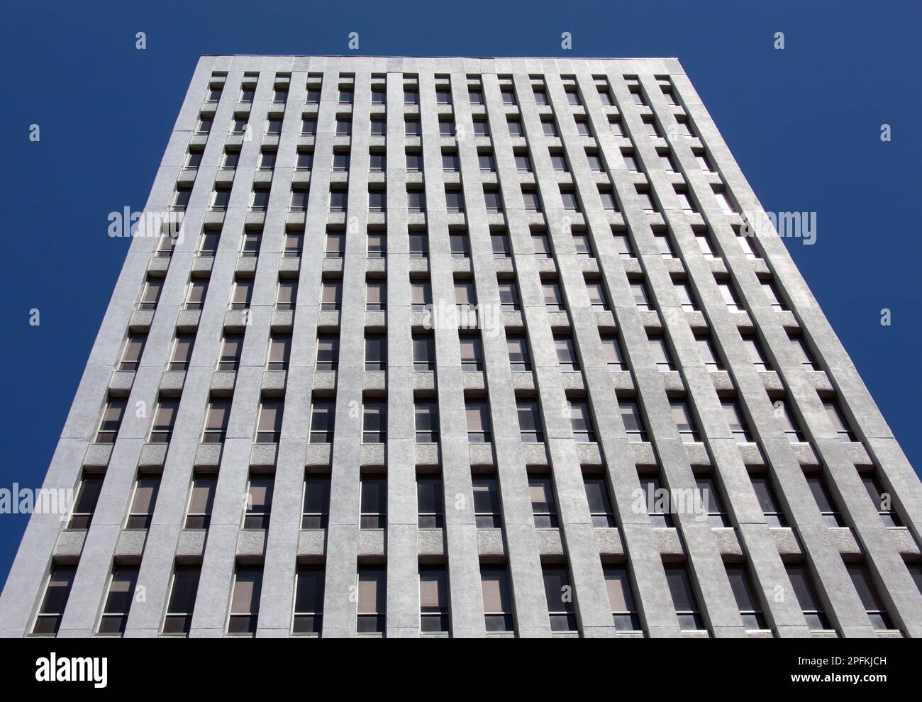 La vista astratta di un alto edificio con strette finestre nel centro di Wellington (Nuova Zelanda). Foto Stock