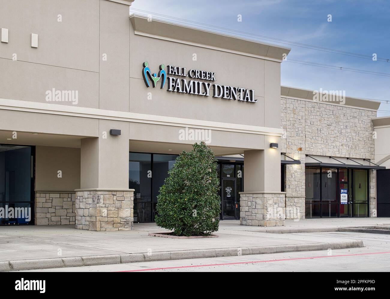 Humble, Texas USA 02-26-2023: Fall Creek Family Dental Clinic Exterior a Humble, Texas. Negozio locale di odontoiatria. Foto Stock