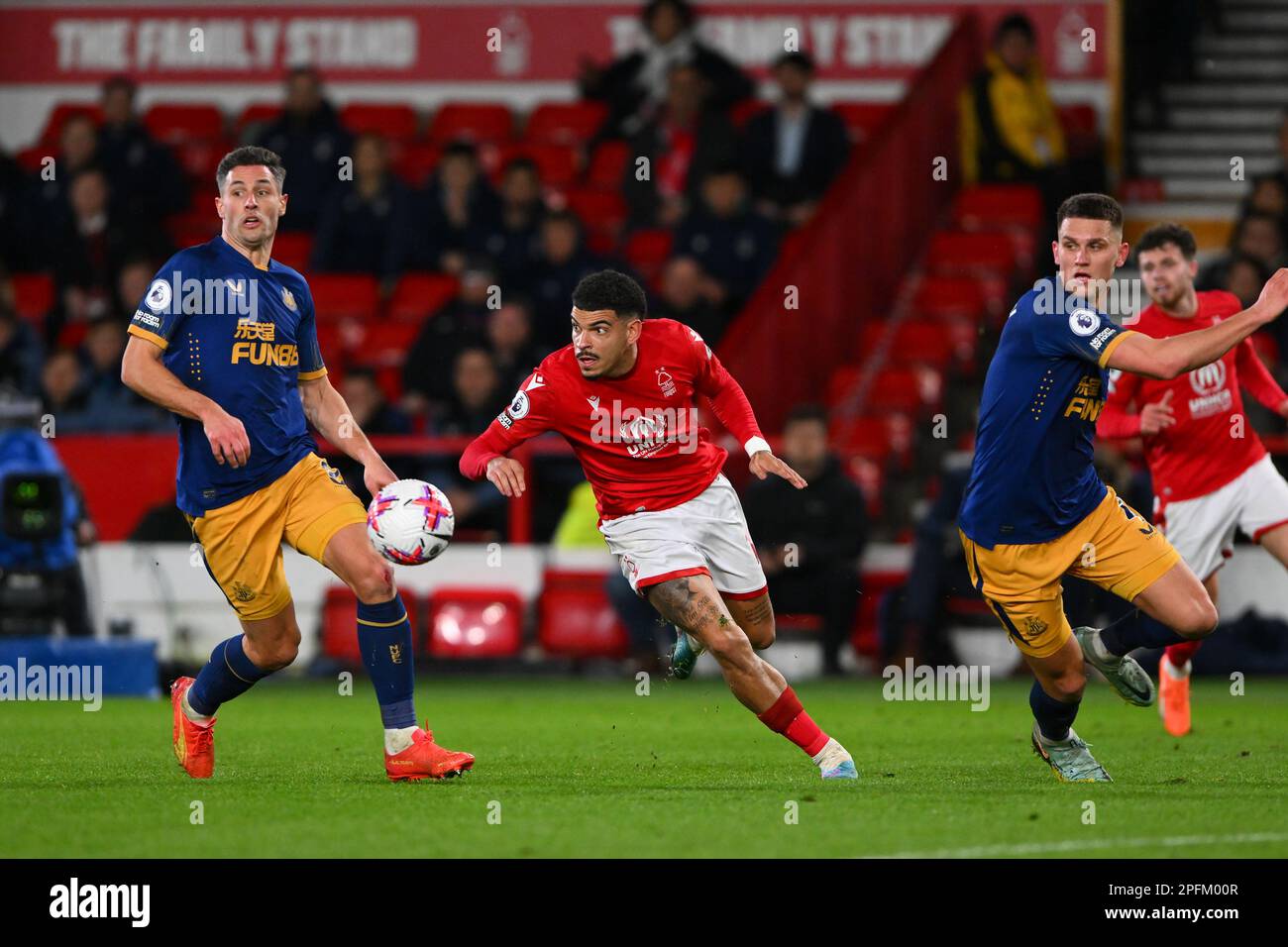 Morgan Gibbs-White di Nottingham Forest compete per la palla con Fabian Schar di Newcastle United durante la partita della Premier League tra Nottingham Forest e Newcastle United al City Ground di Nottingham venerdì 17th marzo 2023. (Foto: Jon Hobley | NOTIZIE MI) Credit: NOTIZIE MI & Sport /Alamy Live News Foto Stock