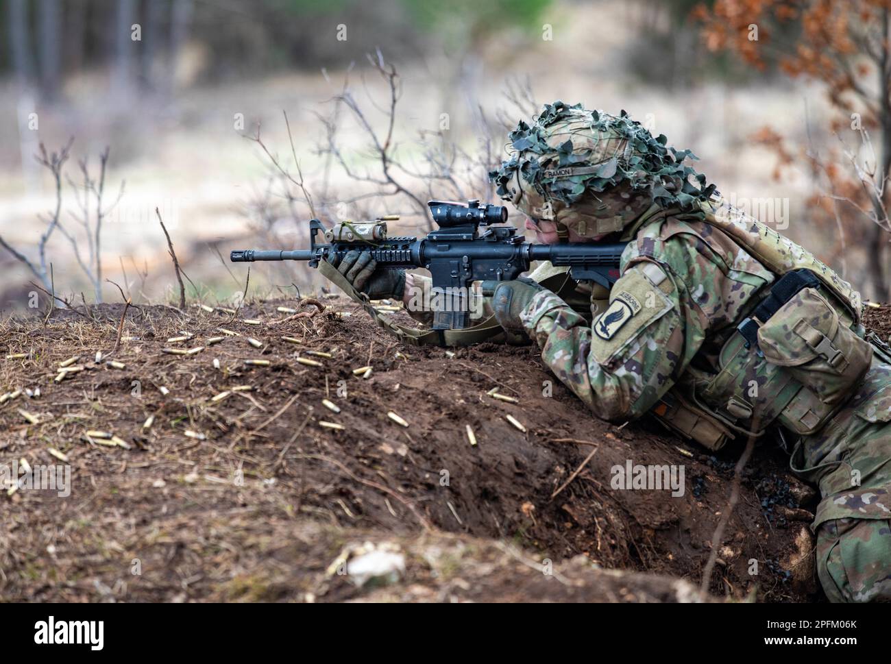 Un soldato di fanteria assegnato a Battle Company, 2nd battaglione, 503rd reggimento di fanteria di Airborne, 173rd Brigata di Airborne, impegna obiettivi durante il fuoco di squadra e l'addestramento di movimento tattico a Poček Range a Postojna, Slovenia, 15 marzo 2023. La Brigata Airborne 173rd è la U.S.A. Forza di risposta di contingenza dell'esercito in Europa, capace di proiettare le forze pronte dovunque negli Stati Uniti Aree di responsabilità dei comandi europei, africani o centrali. (STATI UNITI Esercito foto di CPL. Alisha Grezlik) Foto Stock