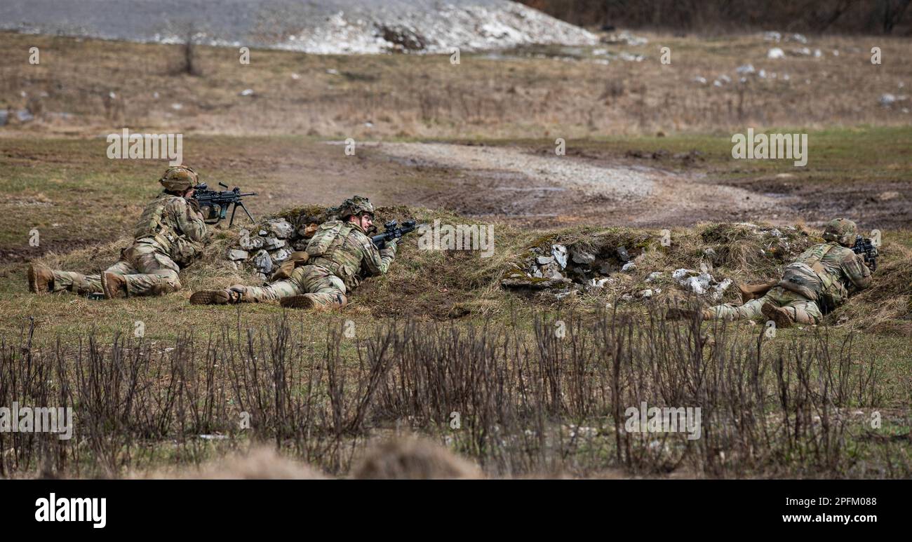 Soldati di fanteria assegnati a Battle Company, 2nd battaglione, 503rd reggimento di fanteria aerea, 173rd Brigata aerea, ingaggiano obiettivi durante il fuoco di squadra e l'addestramento di movimento tattico a Poček Range a Postojna, Slovenia, 15 marzo 2023. La Brigata Airborne 173rd è la U.S.A. Forza di risposta di contingenza dell'esercito in Europa, capace di proiettare le forze pronte dovunque negli Stati Uniti Aree di responsabilità dei comandi europei, africani o centrali. (STATI UNITI Esercito foto di CPL. Alisha Grezlik) Foto Stock