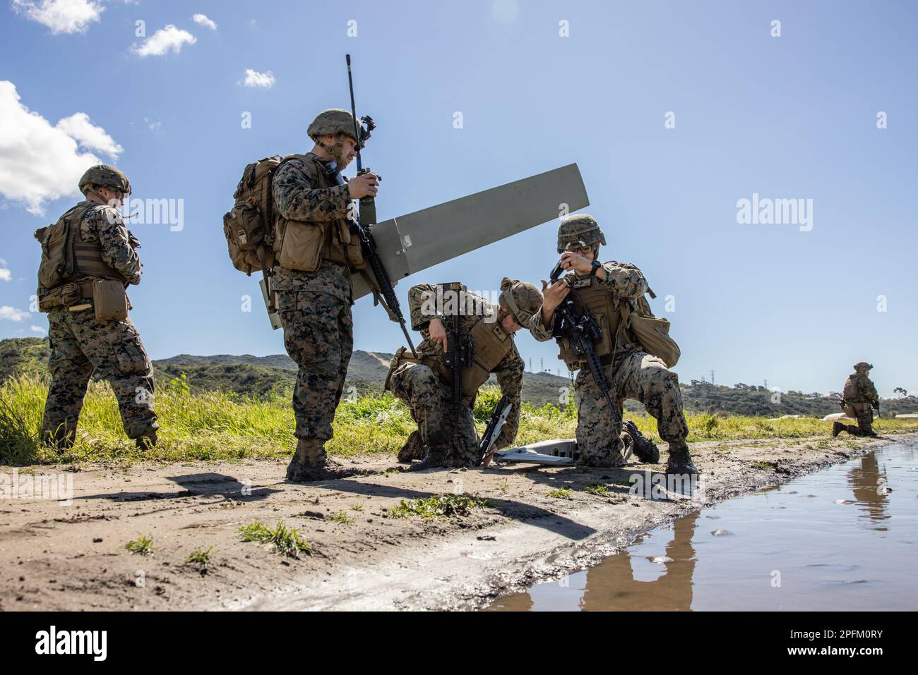 STATI UNITI Marines con i Marine Expeditionary Force Information Group recupera un aereo aereo senza equipaggio abbattuto durante un recupero tattico di velivoli e di formazione del personale come parte di un esercizio di certificazione alla base del corpo dei Marine Camp Pendleton, California, 26 febbraio 2023. Il CETEX è progettato per valutare e sostenere le competenze professionali militari in preparazione alle operazioni future. (STATI UNITI Corpo marino foto di Lance CPL. Joseph Helms) Foto Stock