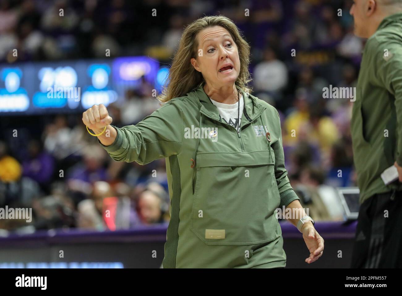 Baton Rouge, LOUISIANA, Stati Uniti. 17th Mar, 2023. Laura Beeman, l'allenatore capo delle Hawaii, allena la sua squadra durante il primo round dell'azione del torneo femminile di March Madness tra le Hawaii Rainbow Wahine e le LSU Tigers al Pete Maravich Assembly Center a Baton Rouge, LOUISIANA. Jonathan Mailhes/CSM/Alamy Live News Foto Stock