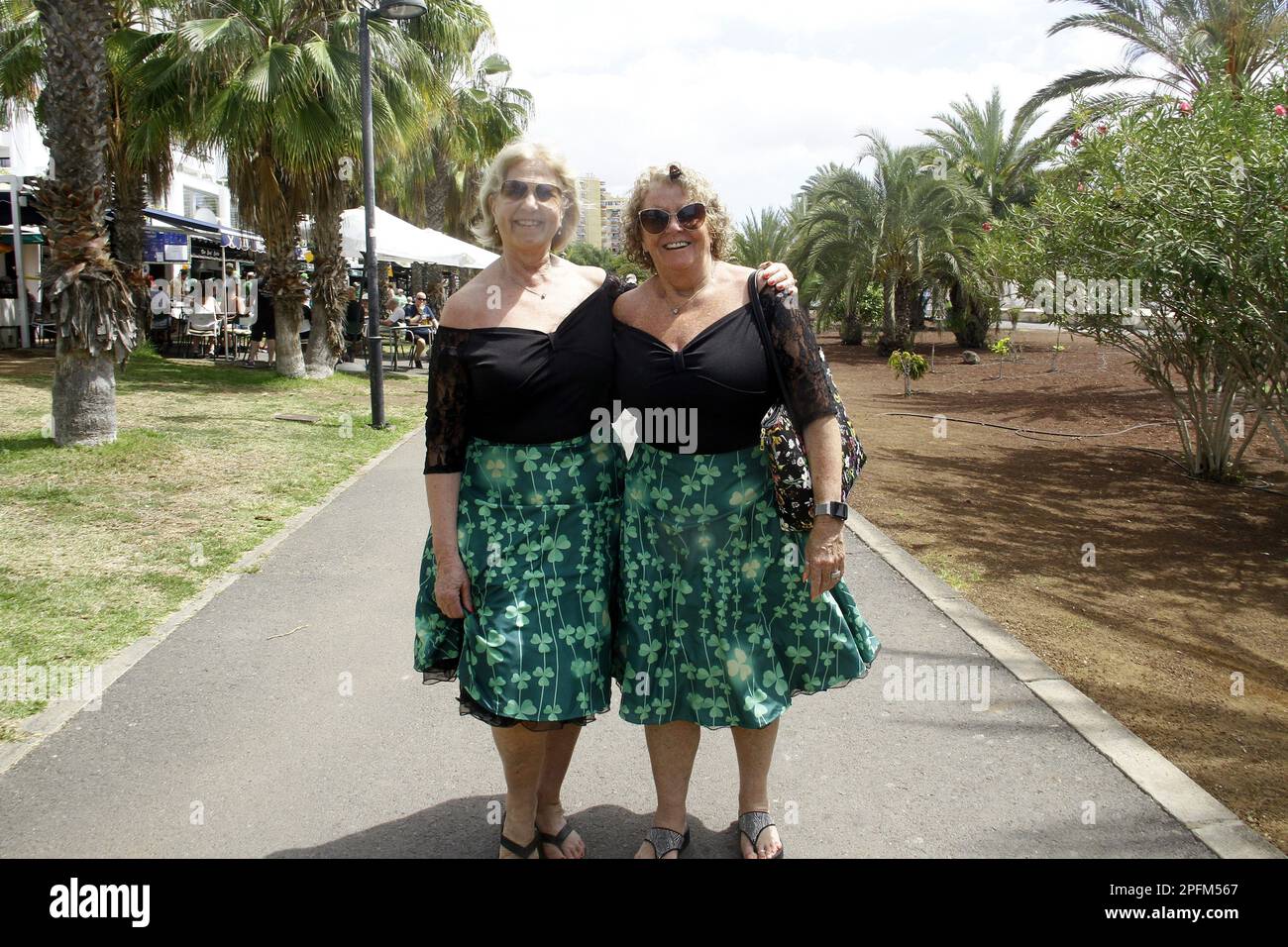 Los Cristianos, Spagna. 17th Mar, 2023. Gli irlandesi nelle strade durante la celebrazione di San Patrizio a Tenerife Sud. (Foto di Mercedes Menendez/Pacific Press) Credit: Pacific Press Media Production Corp./Alamy Live News Foto Stock