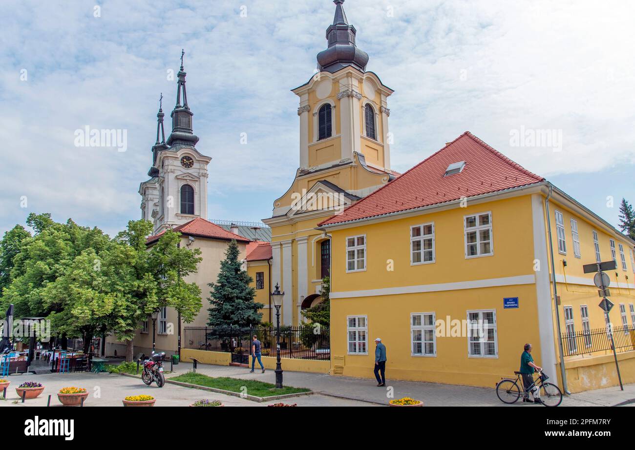 Cattedrale ortodossa di San Nicola e Chiesa cattolica della Santa Trinità (a destra) a Sremski Karlovci, Serbia Foto Stock