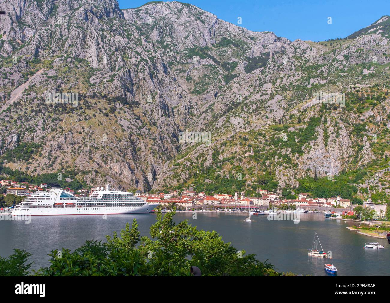 Una nave da crociera attraccò accanto alla città vecchia di Cattaro, Montenegro Foto Stock