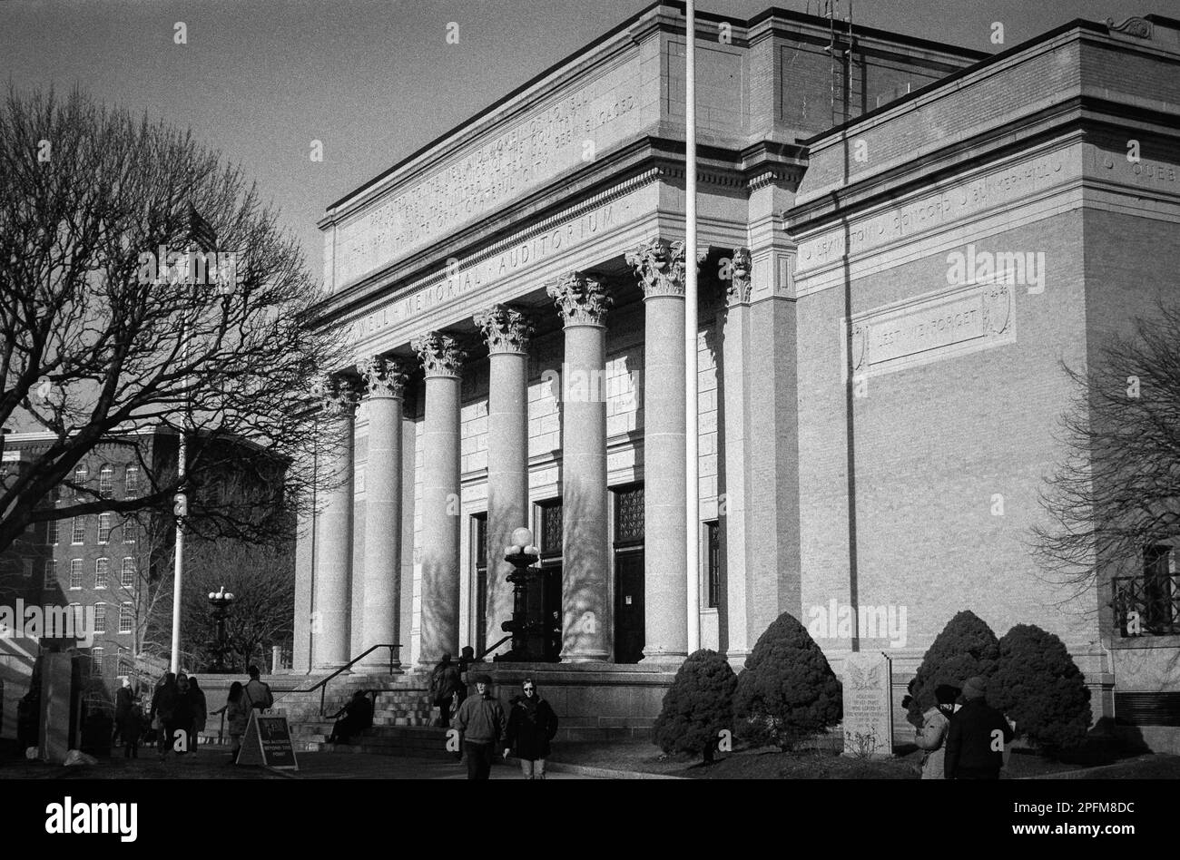 Il Lowell Memorial Auditorium nel tramonto del sole pomeridiano invernale durante il Winter Fest di Lowell, Massachusetts. L'immagine è stata acquisita in nero analogico Foto Stock