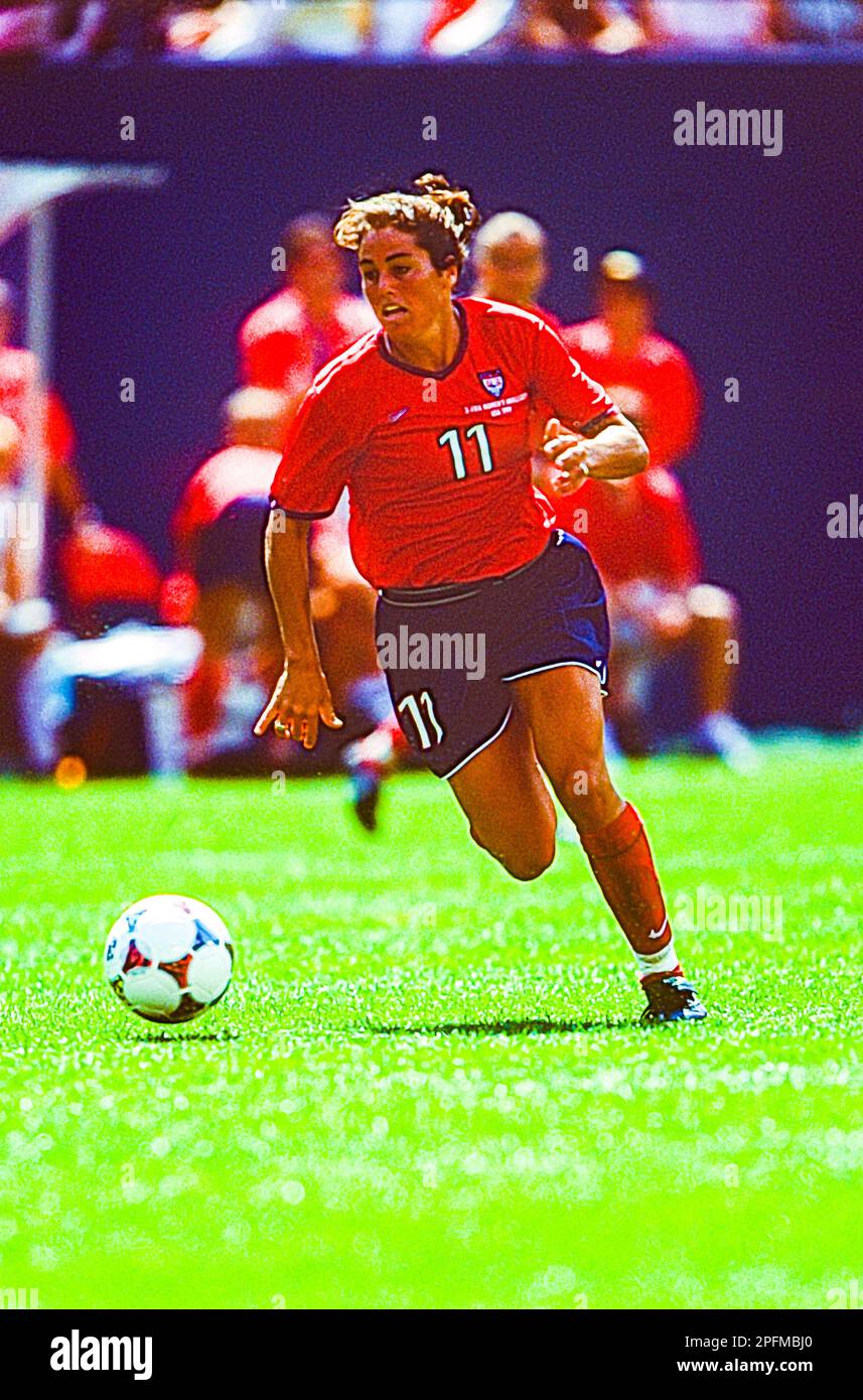 Julie Foudy (USA) durante la Coppa del mondo femminile FIFA 1999 contro DEN. Foto Stock
