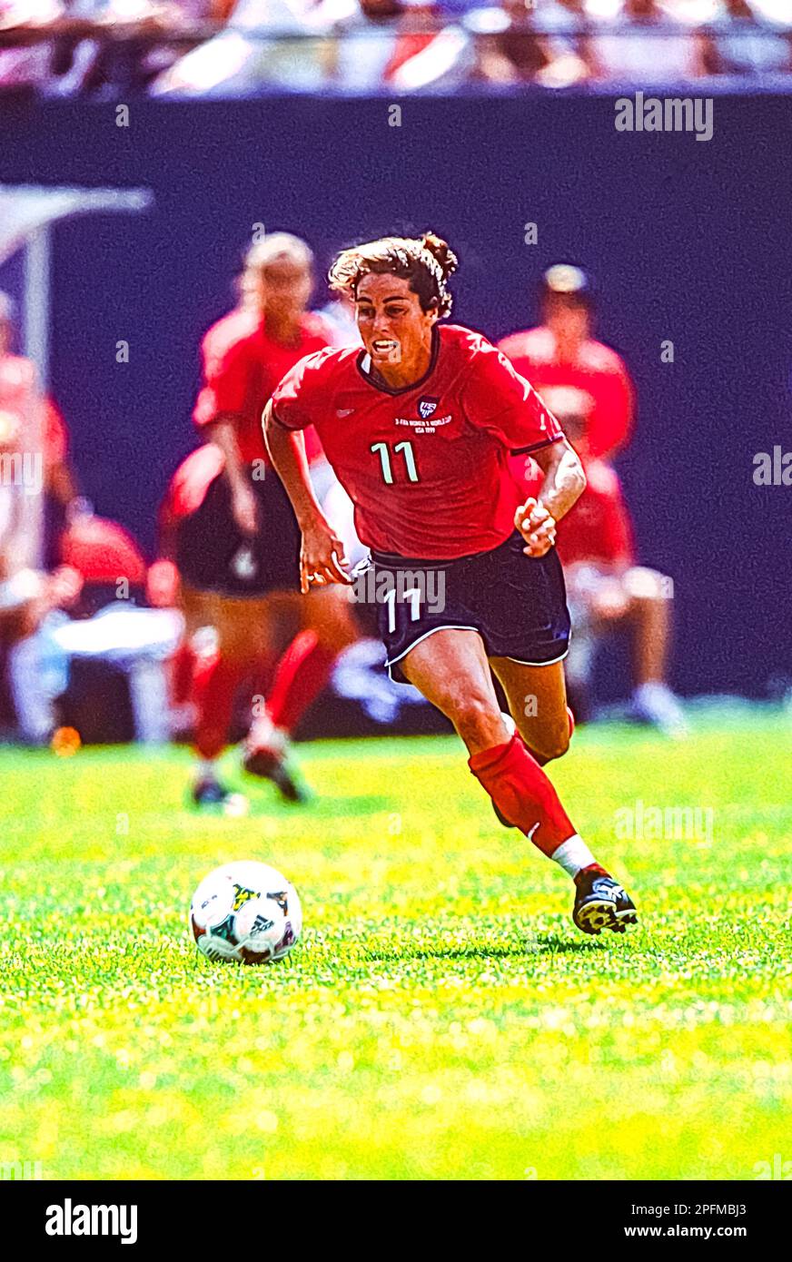 Julie Foudy (USA) durante la Coppa del mondo femminile FIFA 1999 contro DEN. Foto Stock