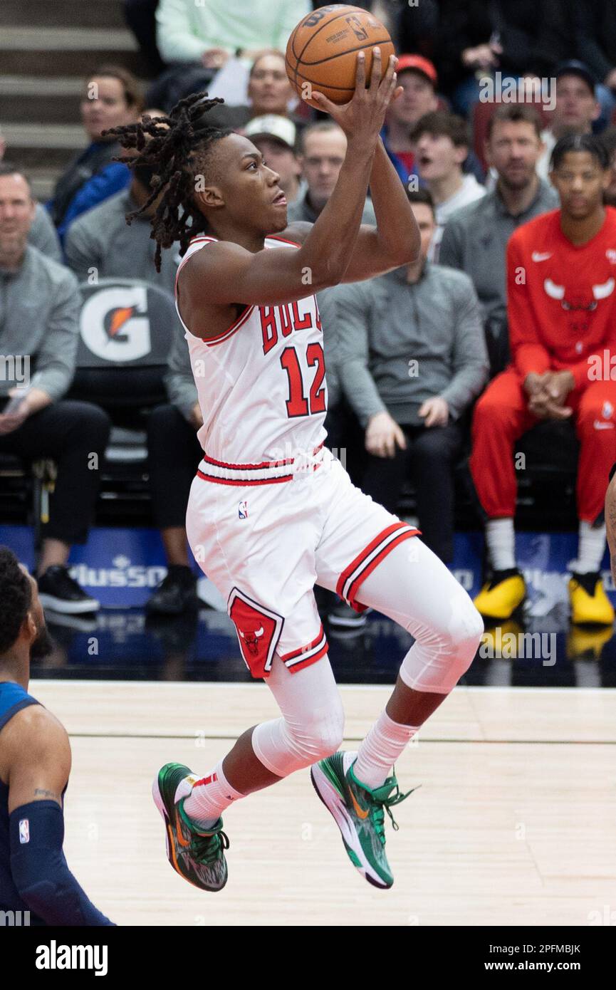 Chicago, Stati Uniti. 17th Mar, 2023. Chicago, USA, 17 marzo 2023: Ayo Dosunmu (12 Chicago Bulls) spara la palla durante la partita tra i Chicago Bulls e i Minnesota Timberwolves venerdì 17 marzo 2023 allo United Center, Chicago, USA. (NESSUN USO COMMERCIALE) (Shaina Benhiyoun/SPP) Credit: SPP Sport Press Photo. /Alamy Live News Foto Stock