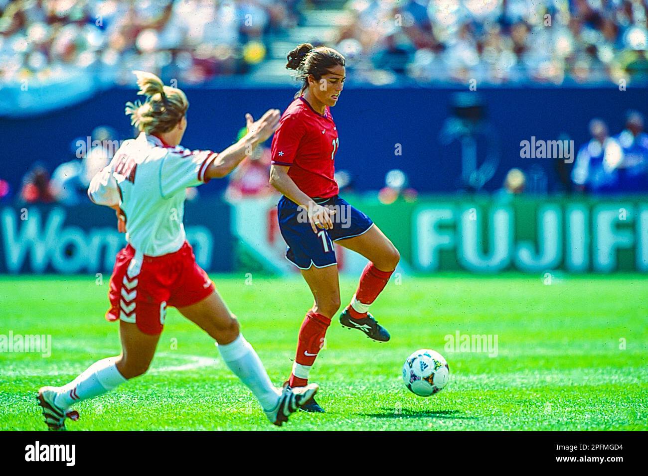 Julie Foudy (USA) durante la Coppa del mondo femminile FIFA 1999 contro DEN. Foto Stock