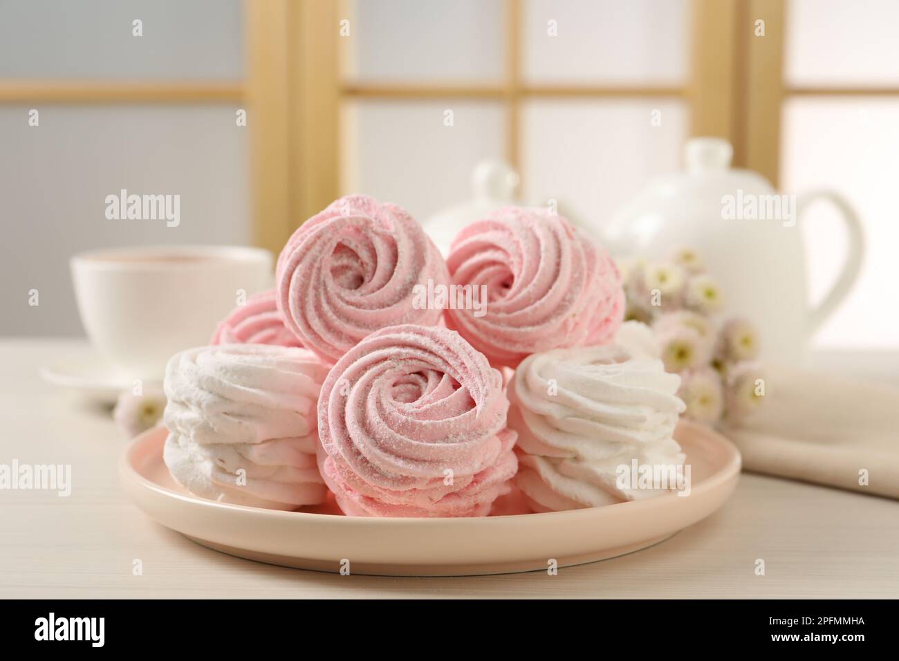 Piatto con deliziosi marshmallows su tavolo di legno Foto Stock