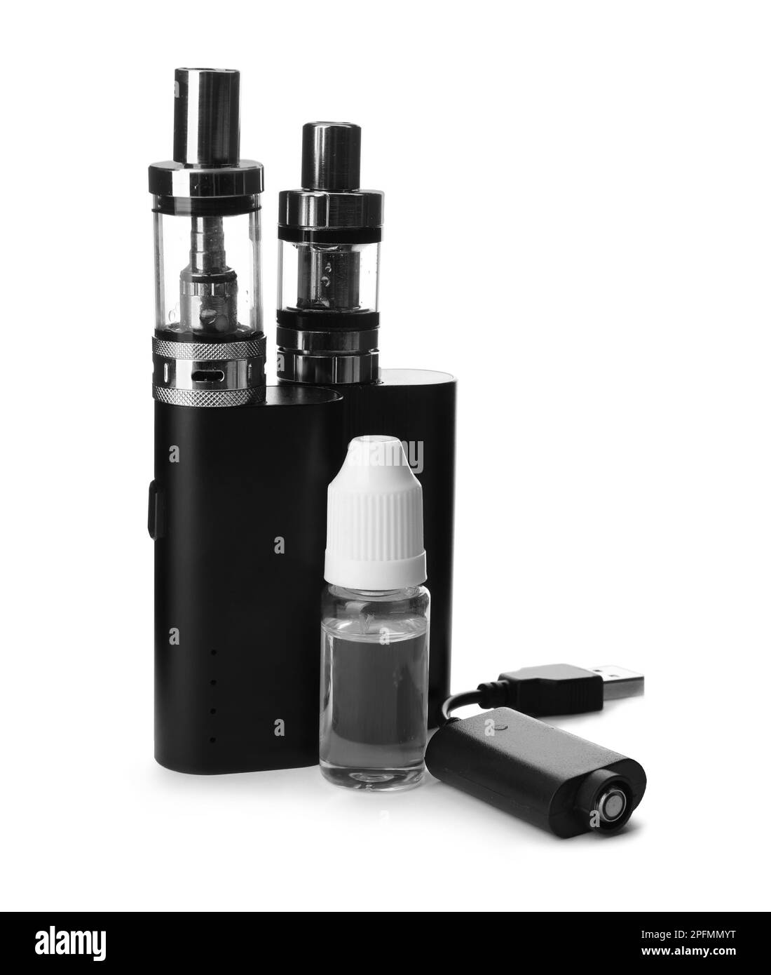 Dispositivi elettronici per fumare, liquido per vaporizzazione e caricabatterie su sfondo bianco Foto Stock