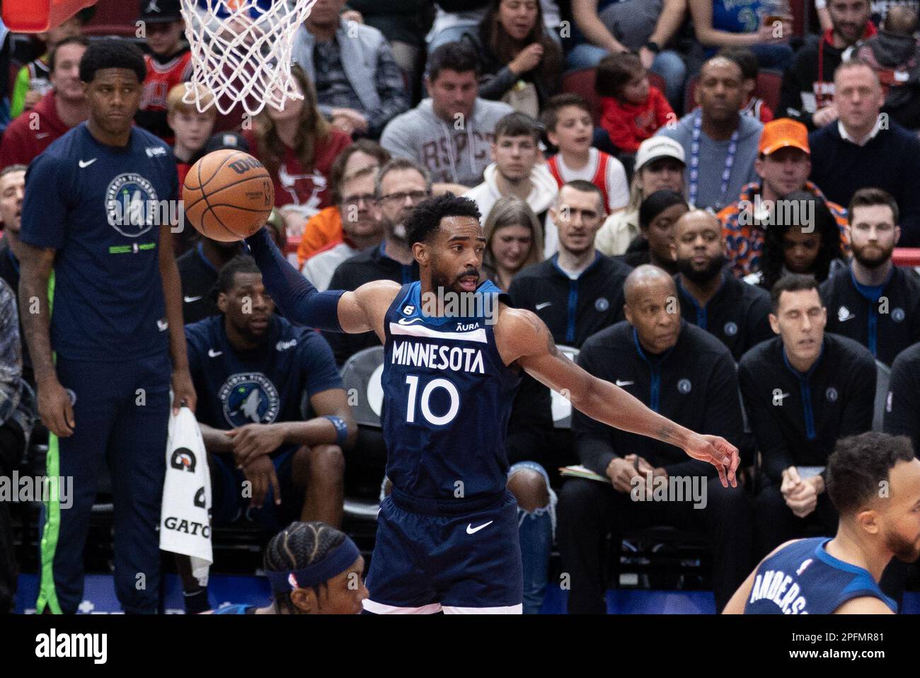 Chicago, Stati Uniti. 17th Mar, 2023. Chicago, USA, 17 marzo 2023: Mike Conley (10 Minnesota Timberwolves) afferra il rimbalzo durante la partita tra i Chicago Bulls e i Minnesota Timberwolves venerdì 17 marzo 2023 allo United Center, Chicago, USA. (NESSUN USO COMMERCIALE) (Shaina Benhiyoun/SPP) Credit: SPP Sport Press Photo. /Alamy Live News Foto Stock