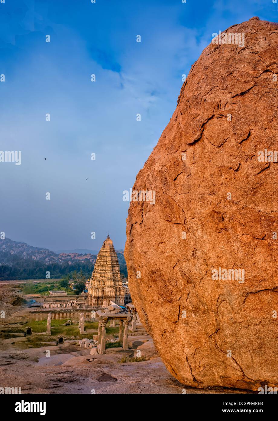 Il Tempio di Virupaksha dedicato al signore Shiva si trova a Hampi a Karnataka, India. Hampi, la capitale dell'Impero Vijayanagar, è patrimonio dell'umanità dell'UNESCO Foto Stock