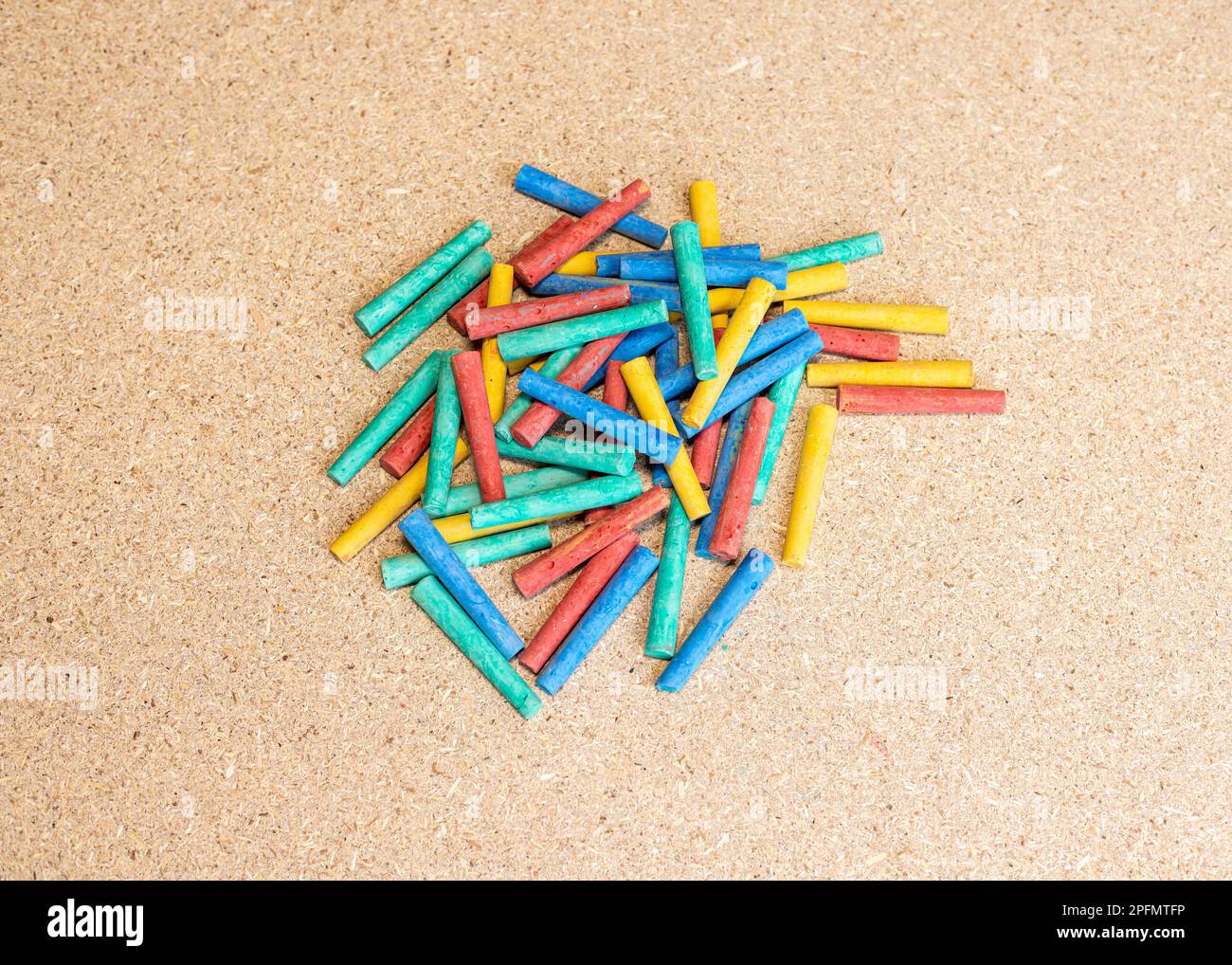 gessi in una varietà di colori su una tavola da sughero Foto Stock