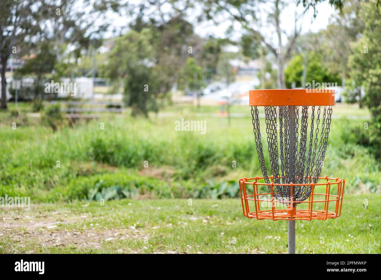 Disc golf (frolf) basket in un parco ostacolo campo con una profondità di campo poco profonda Foto Stock