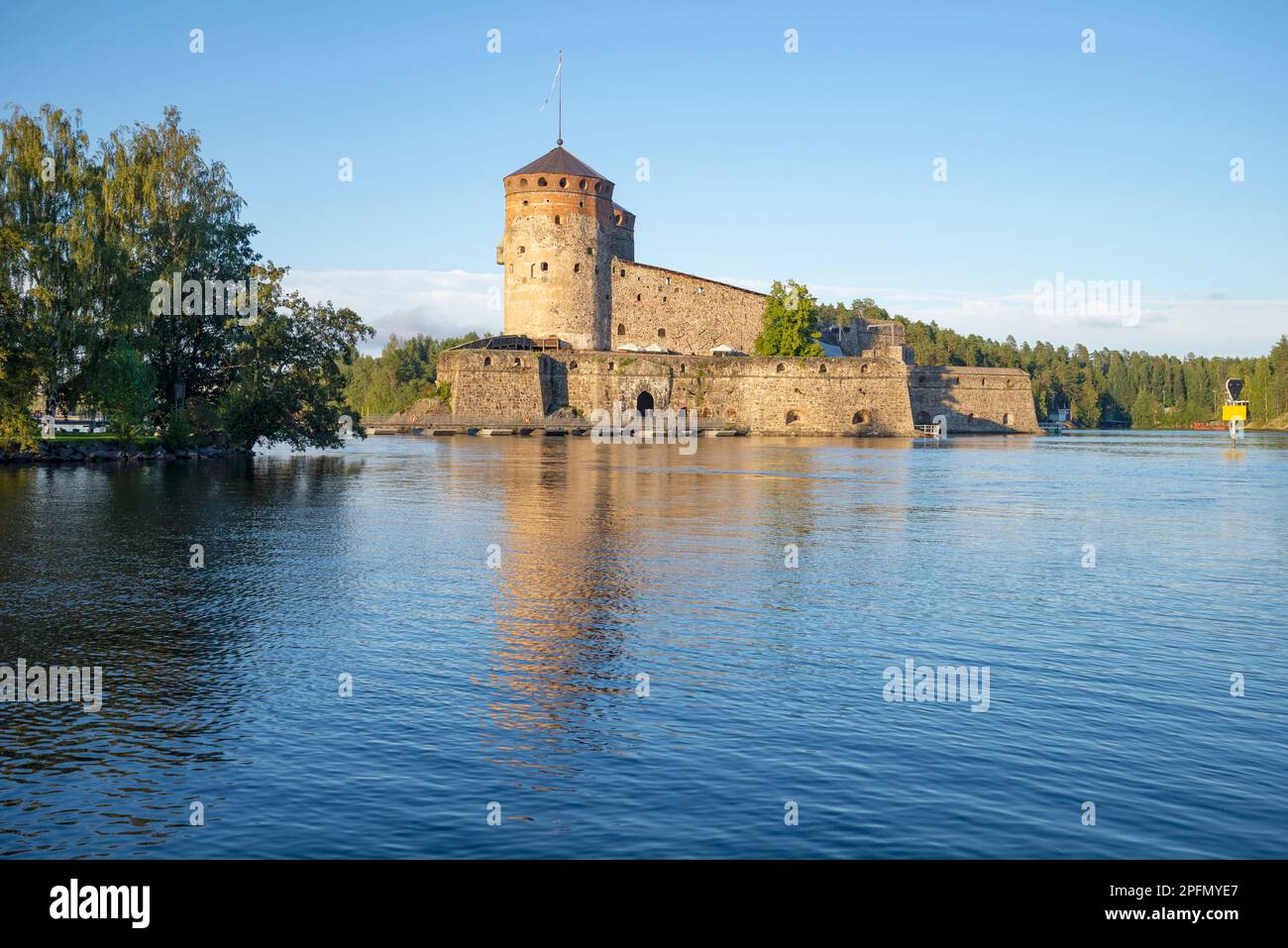 Vista dell'antica fortezza di Olavinlinna (Sant'OLAF) in una soleggiata serata di agosto. Savonlina, Finlandia Foto Stock