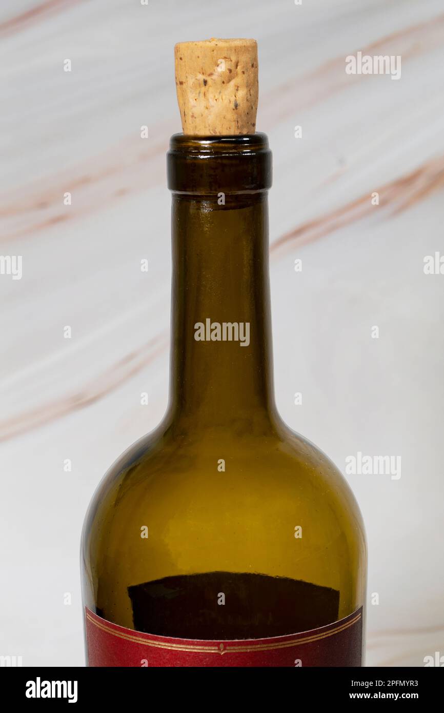Un primo piano del collo di bottiglia di vino rosso con sughero su fondo di  marmo rosa Foto stock - Alamy