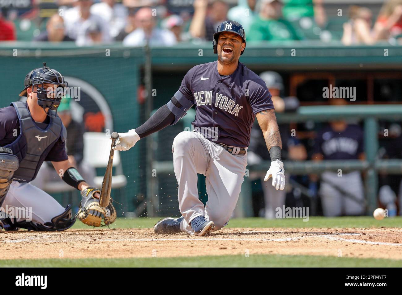 16 MARZO 2023, Lakeland FL USA; il centro di New York Yankees Estevan Florial (90) porta una palla di fallo ai piedi durante un allenamento primaverile della MLB Foto Stock