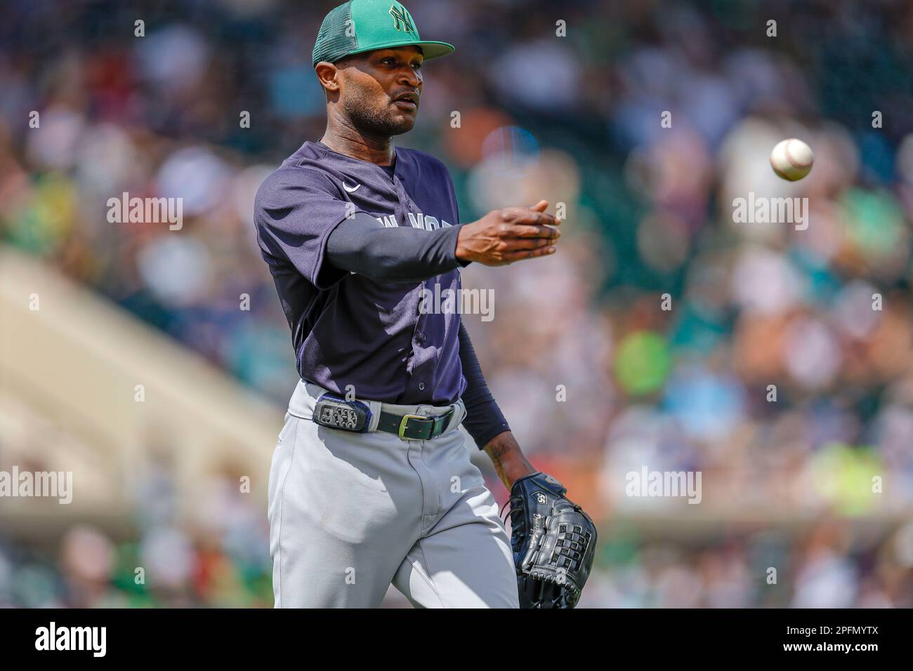 16 MARZO 2023, Lakeland FL USA; New York Yankees a partire dal lanciatore Domingo tedesco (0) campi una palla e lancia al primo durante un allenamento primaverile MLB Foto Stock