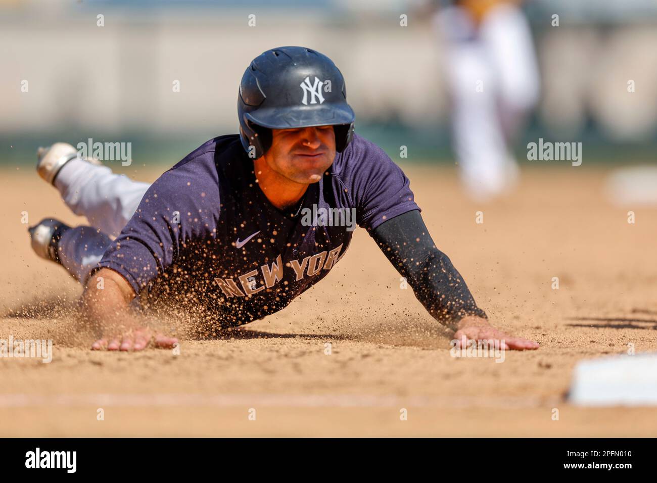 16 MARZO 2023, Lakeland FL USA; New York Yankees outfielder Spencer Jones (19) scivola in sicurezza alla terza base durante un gioco di allenamento primaverile MLB contro Foto Stock