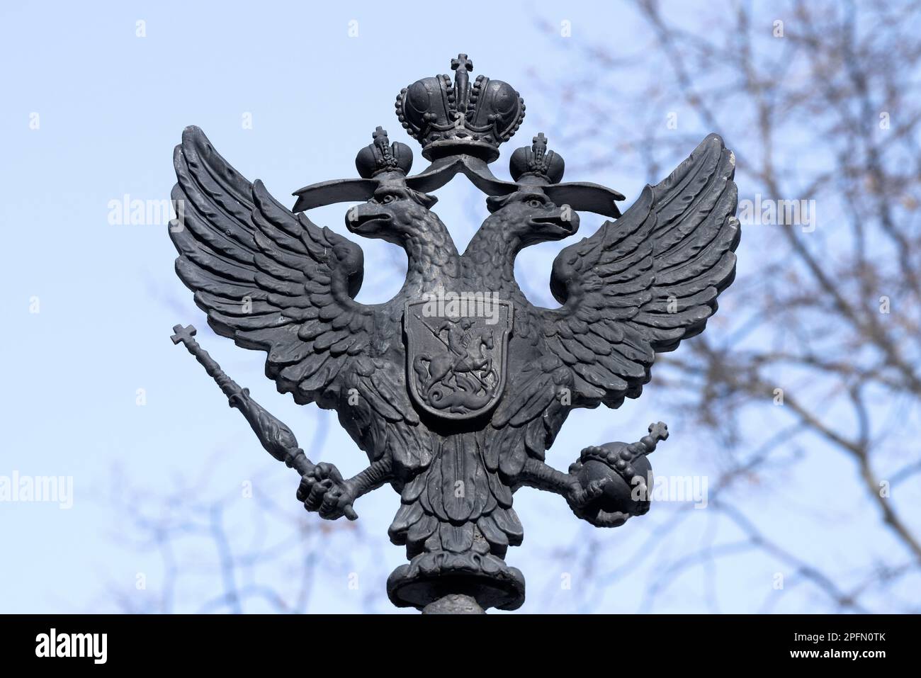 KRONSTADT, RUSSIA - 13 MARZO 2023: La vecchia tellatura dell'aquila a due teste è lo stemma dell'Impero russo. Frammento del disegno del Th Foto Stock