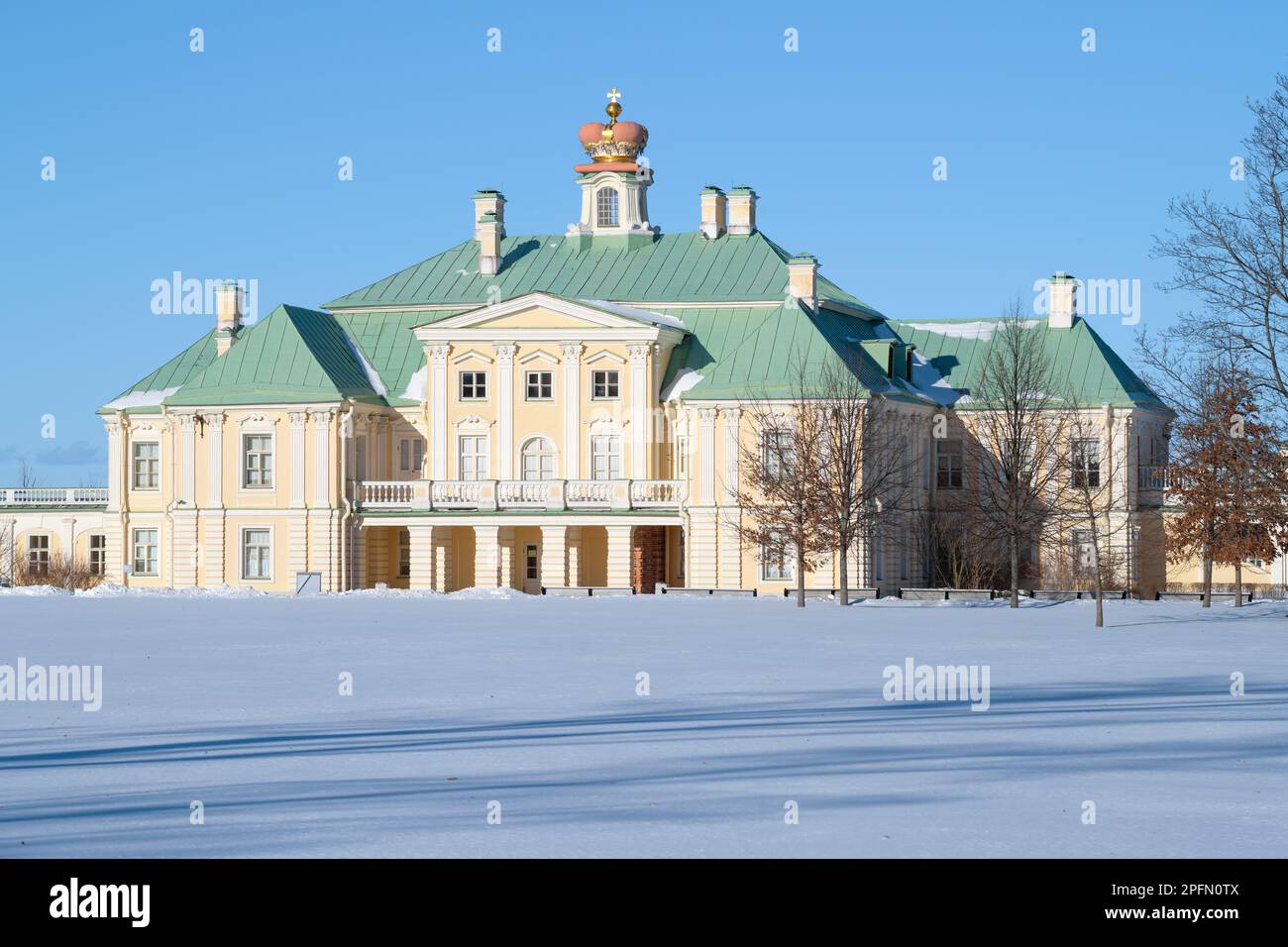 LOMONOSOV, RUSSIA - 13 MARZO 2023: Vista del Grande Palazzo Menshikov dal Parco superiore in una giornata invernale. Palazzo Oranienbaum e complesso del Parco Foto Stock