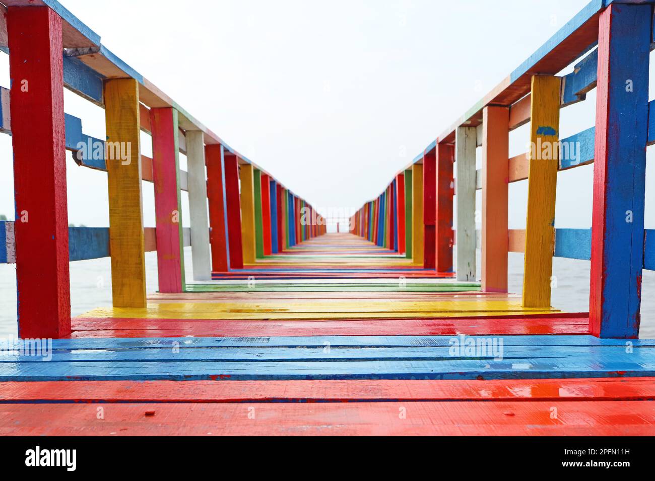 Prospettiva decrescente di un Ponte del Molo di colore Arcobaleno Foto Stock