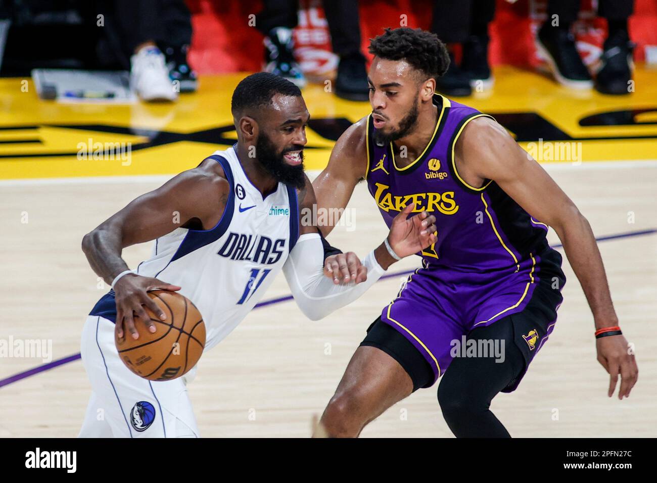 Los Angeles, California, Stati Uniti. 17th Mar, 2023. Dallas Mavericks guardia Tim Hardaway Jr (L) guidi contro la guardia dei Lakers di Los Angeles Troy Brown Jr. (R) durante una partita di basket NBA alla Crypto.com Arena, venerdì 17 marzo 2023, a Los Angeles. (Credit Image: © Ringo Chiu/ZUMA Press Wire) SOLO PER USO EDITORIALE! Non per USO commerciale! Foto Stock