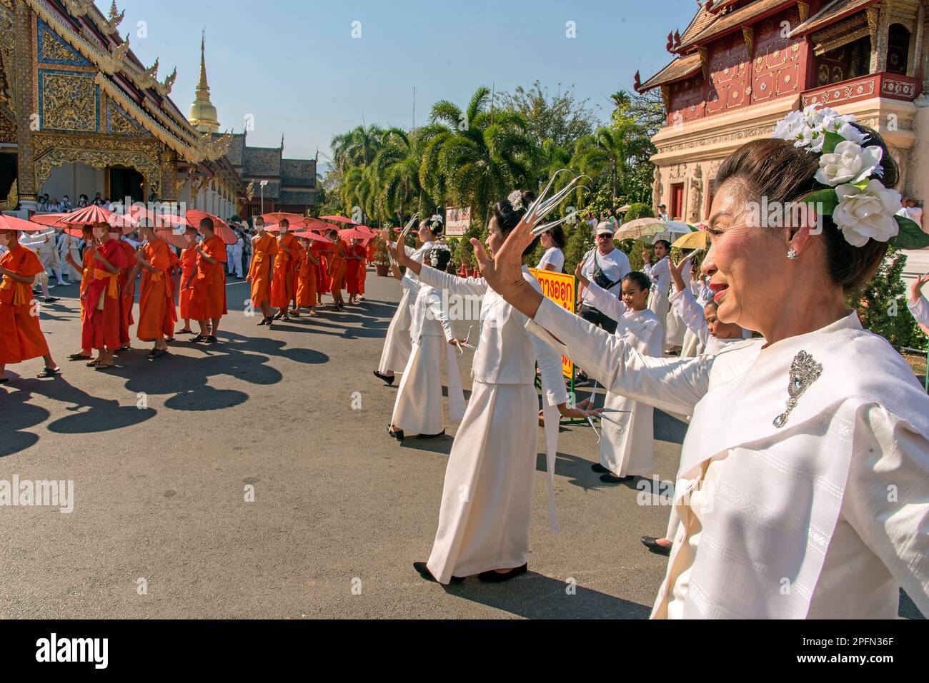 Monaci e ballerini Fon lep fingernail, processione funeraria da Wat Phra Singh, Chiang mai Thailandia Foto Stock