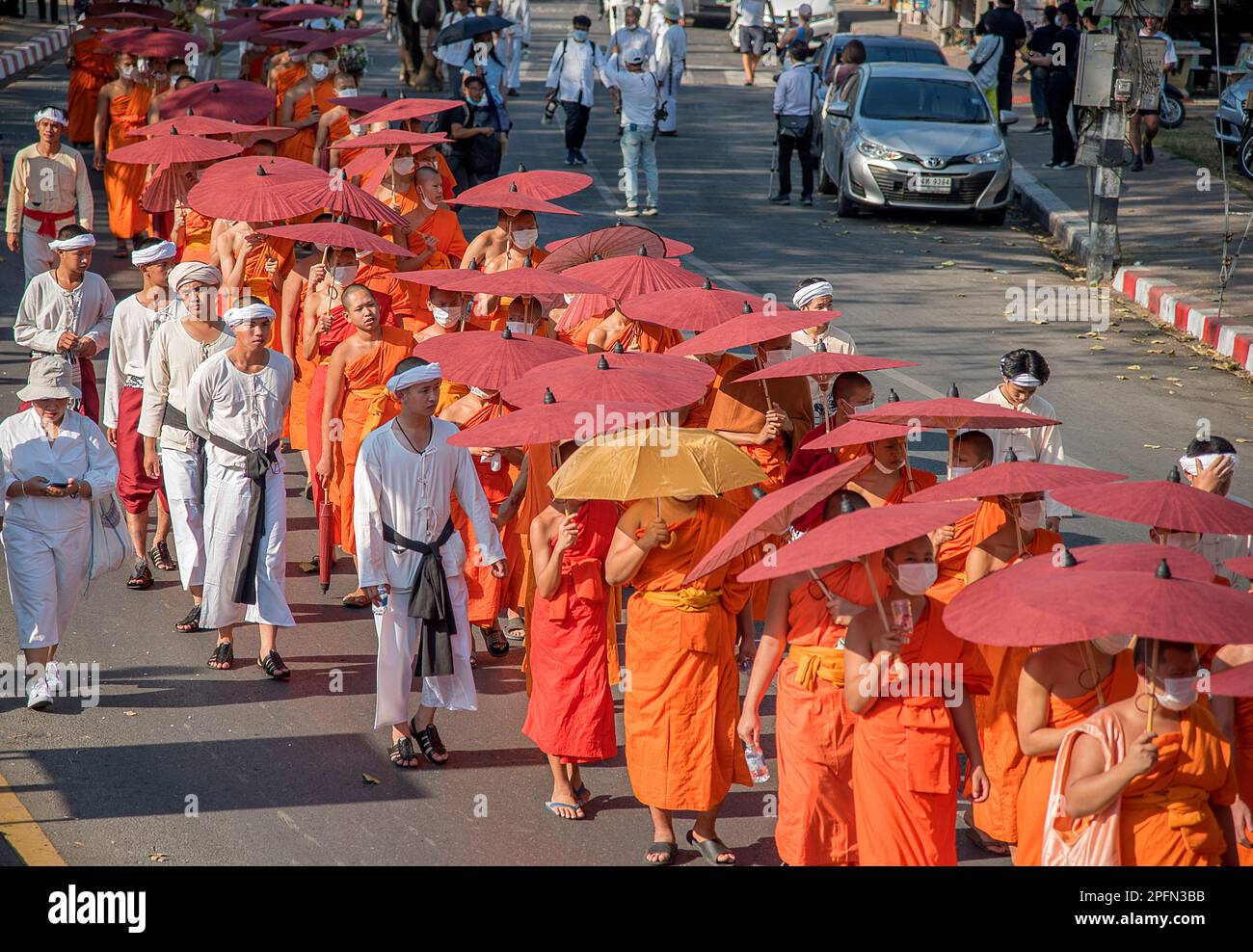 Monaci, processione funeraria da Wat Phra Singh, Chiang mai Thailandia Foto Stock