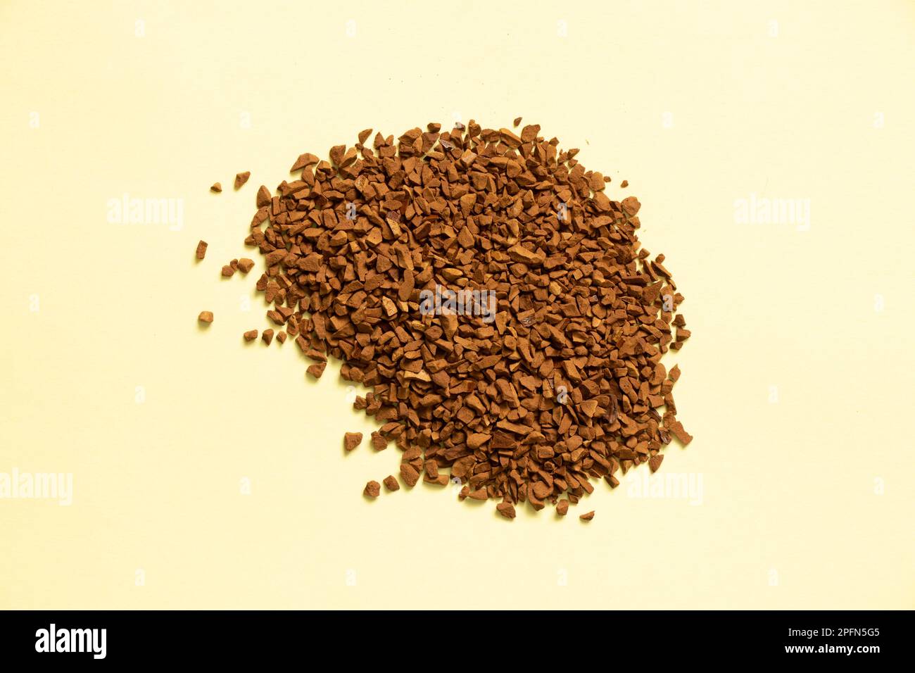 caffè granulare su fondo isolato, fondo caffè Foto Stock