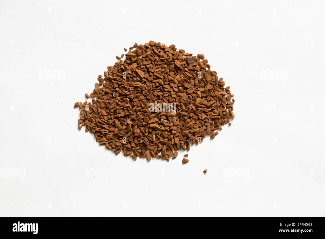 caffè granulare su fondo isolato, fondo caffè Foto Stock