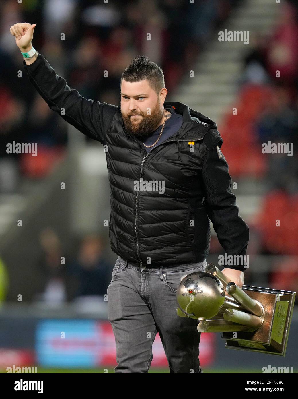 Il campione del mondo delle freccette Michael Smith parade il trofeo  durante la partita del Betfred Super League Round 5 St Helens vs Hull FC al  Totally Wicked Stadium, St Helens, Regno