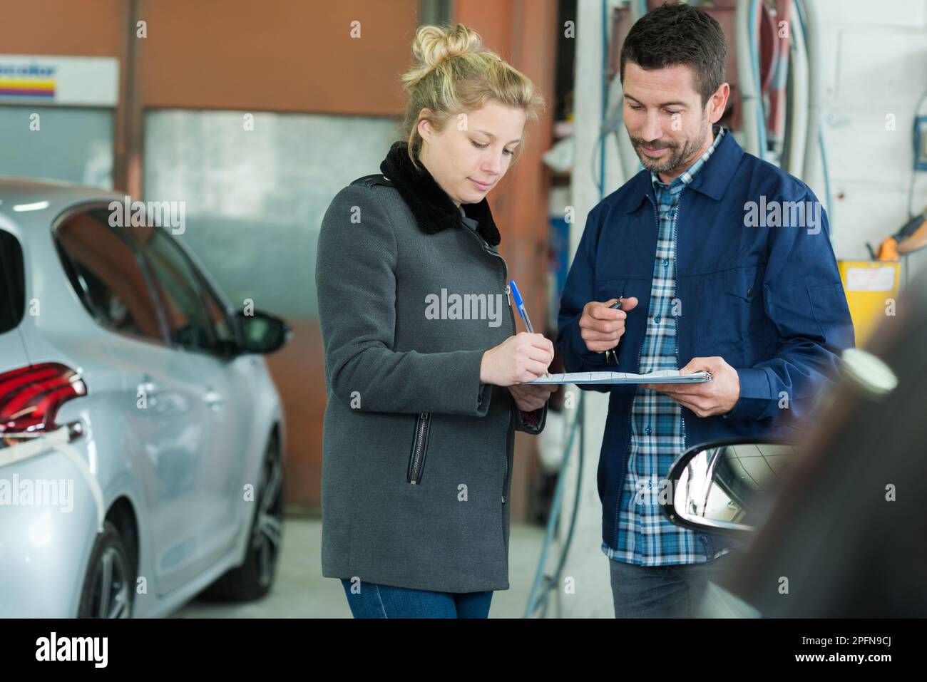 coppia che parla con il consulente di vendita nello showroom Foto Stock