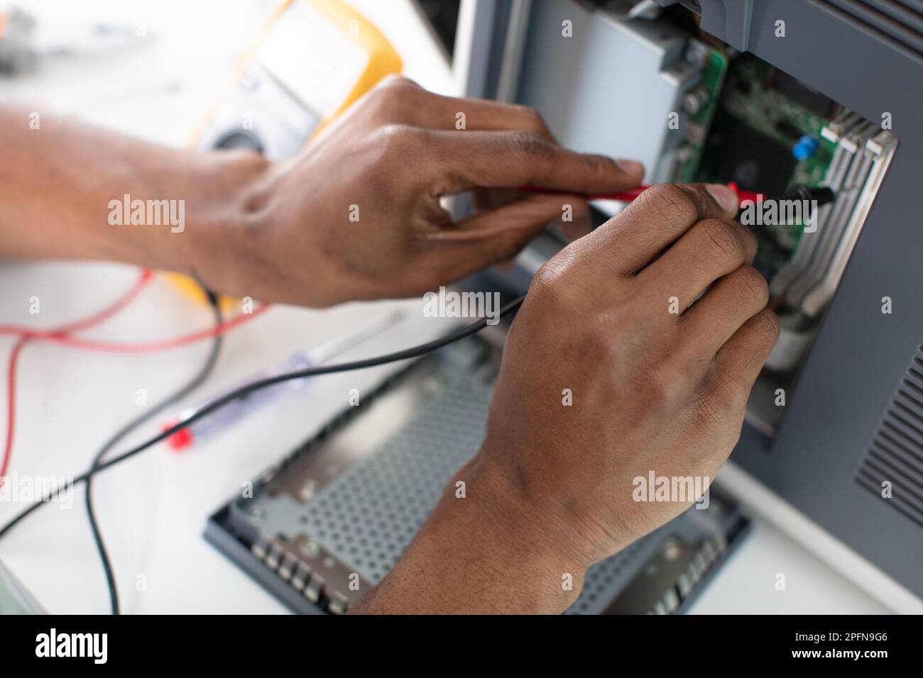progettare il controllo della scheda madre con un primo piano del multimetro Foto Stock