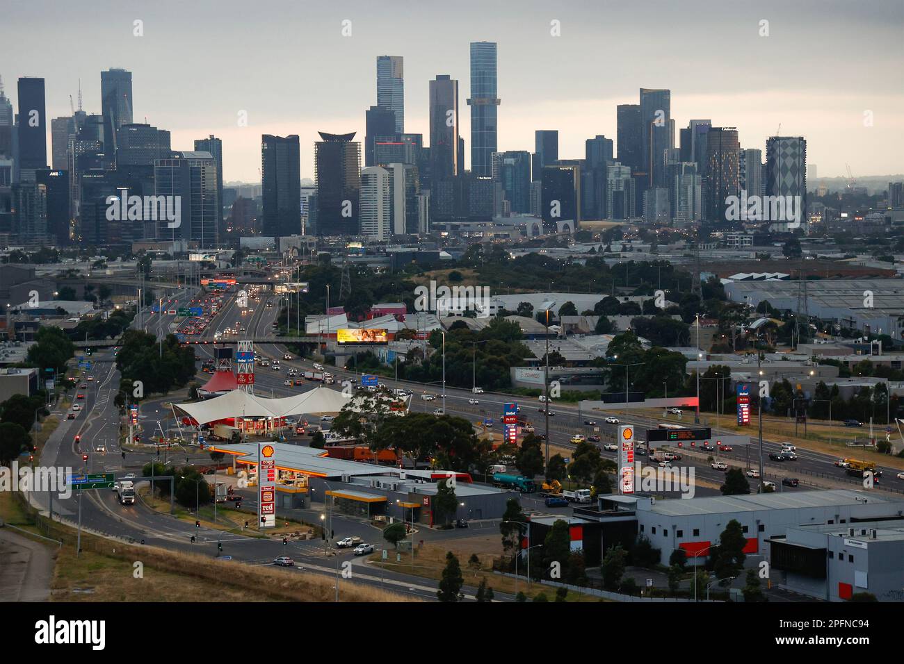 Vista dalla mongolfiera delle superstrade che conducono a Melbourne, Victoria, Australia Foto Stock