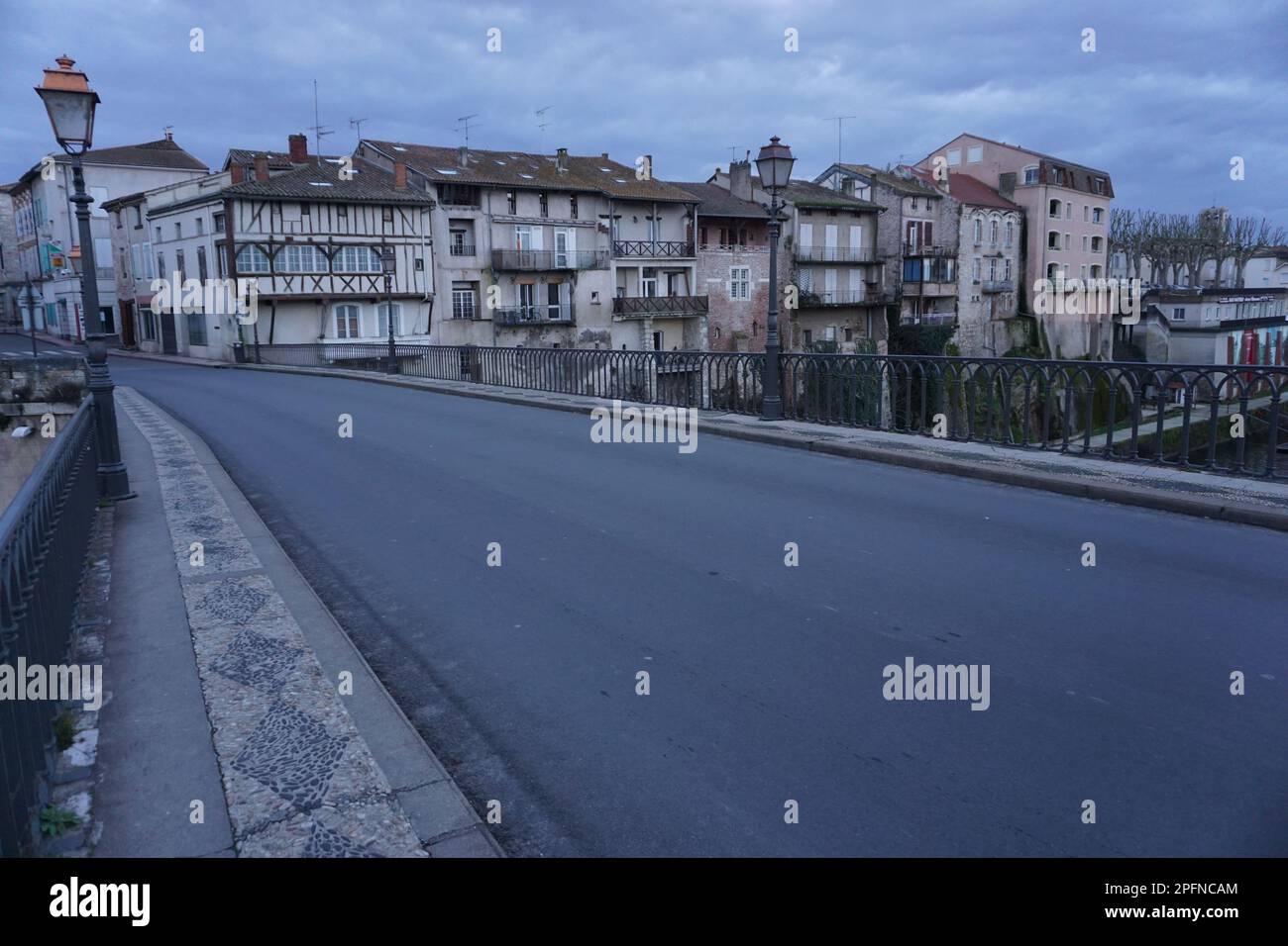 Vecchio ponte di pietra e borgo medievale di Villeneuve sur Lot, Francia Foto Stock