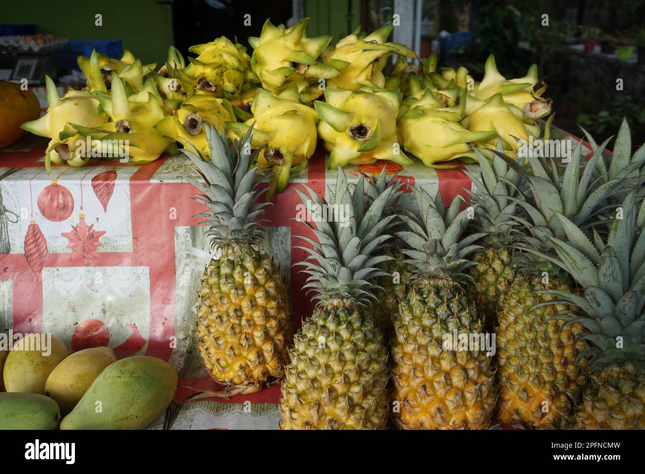 Colorate ananas e frutti di drago in mostra al mercato all'aperto sull'isola tropicale di la Réunion, Francia Foto Stock