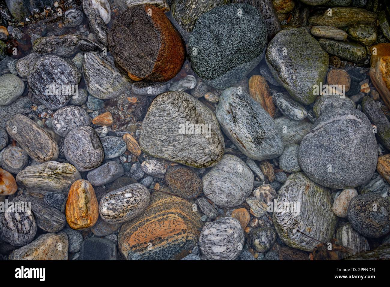 schermo intero di belle pietre nel fiume Foto Stock