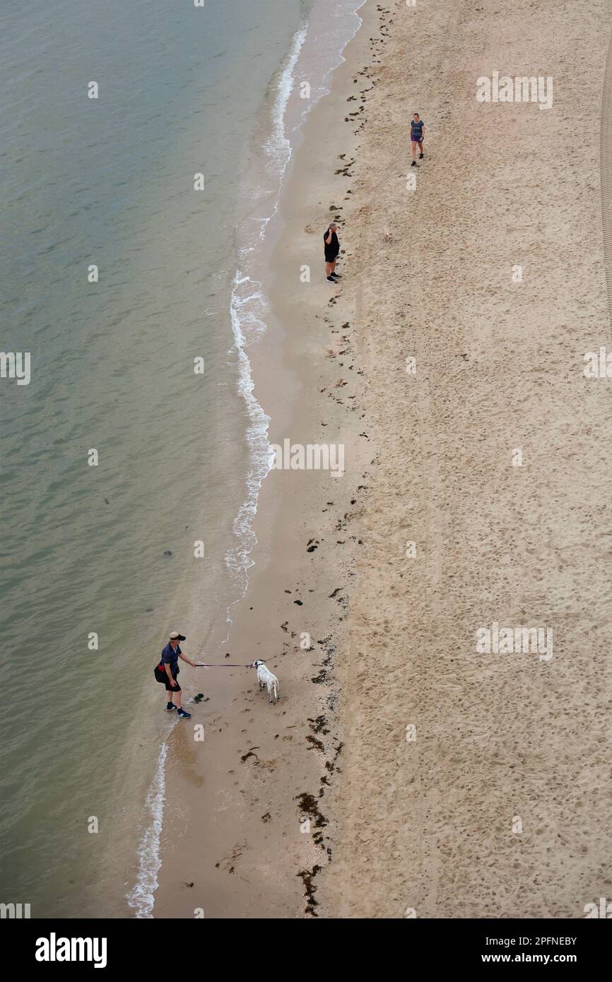 Vista aerea di 3 persone al mattino presto sulla spiaggia di Port Melbourne, Victoria, Australia Foto Stock