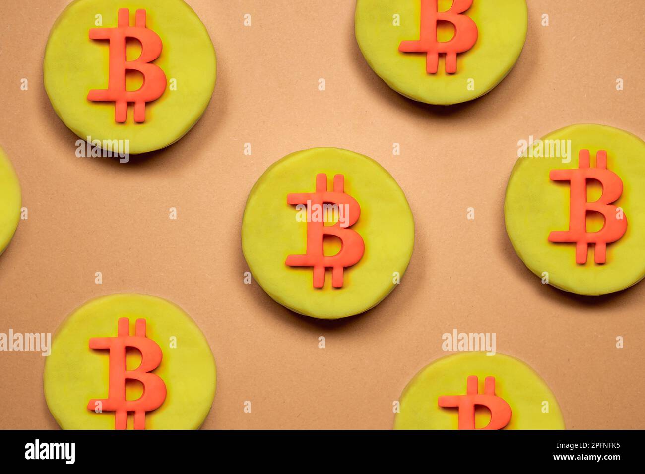 Simbolo della moneta criptata bitcoin. 3d moneta abstract bitcoin oro su sfondo neutro, btc concept. Mercato finanziario e investimenti. Foto Stock