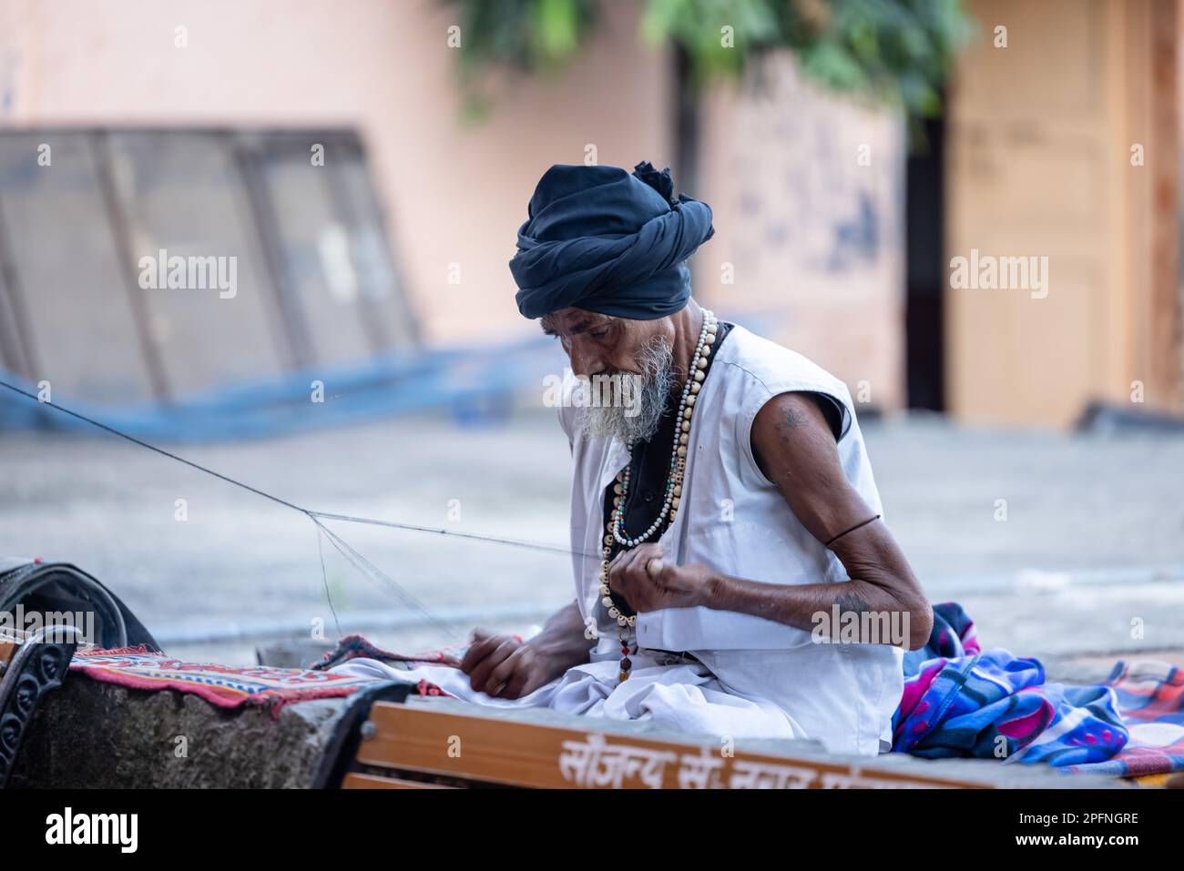 Santo Rishikesh, Ritratto di sadhu maschile brahmin non identificato vicino al fiume gange ghats a rishikesh durante la mattina d'inverno indossando abiti tradizionali. Foto Stock