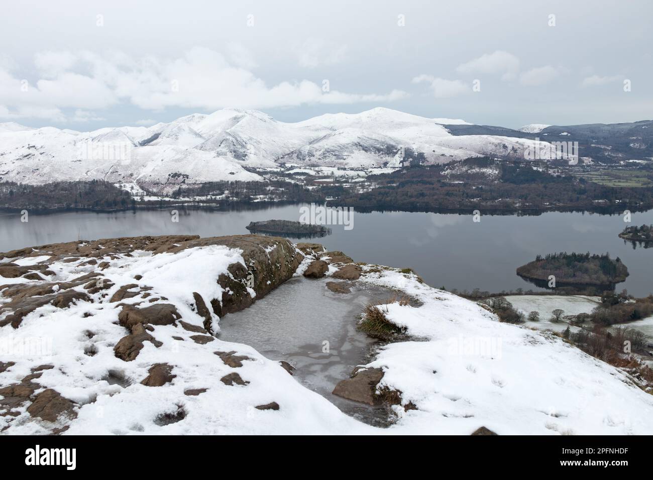 Derwent Water e Derwent Fells visto da Walla Crag in inverno, Lake District, Cumbria, Regno Unito Foto Stock